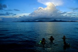Archipel-des-Comores;-Crépuscule;-Cumulus;-France;-Île;-Kaleidos;-Kaleidos-images;-La-parole-à-limage;-Laurent-Abad;-Loisirs;-Mayotte;-Mer;-Océan-Indien;-Plongée;-Plongeurs;-Stories-Pictures